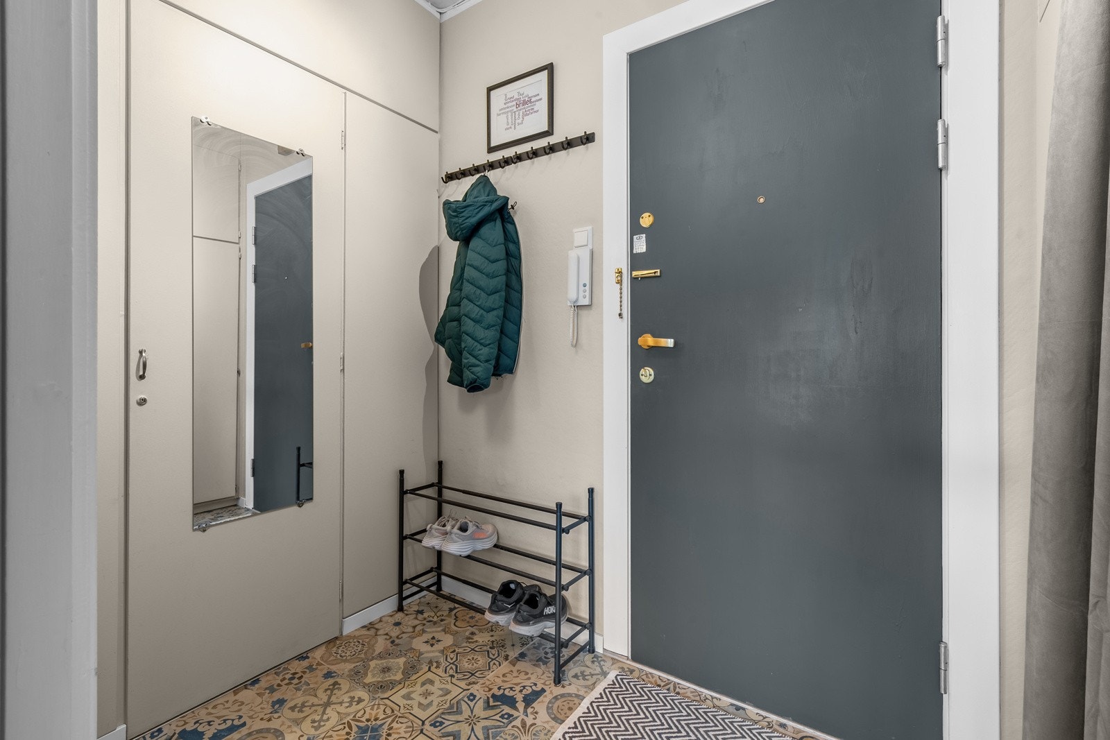 Velkommen til visning! Enkelt å slippe inn gjester via callinganlegg. Galleribilde