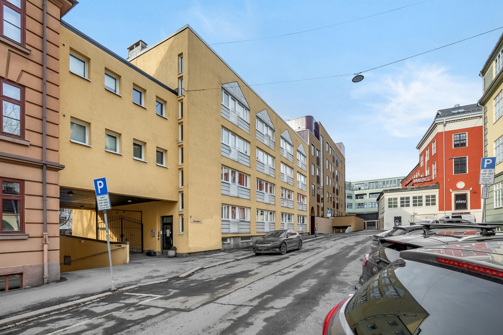 Fasade fra gateplan. Borettslaget leier ut garasjeplasser etter venteliste. Galleribilde