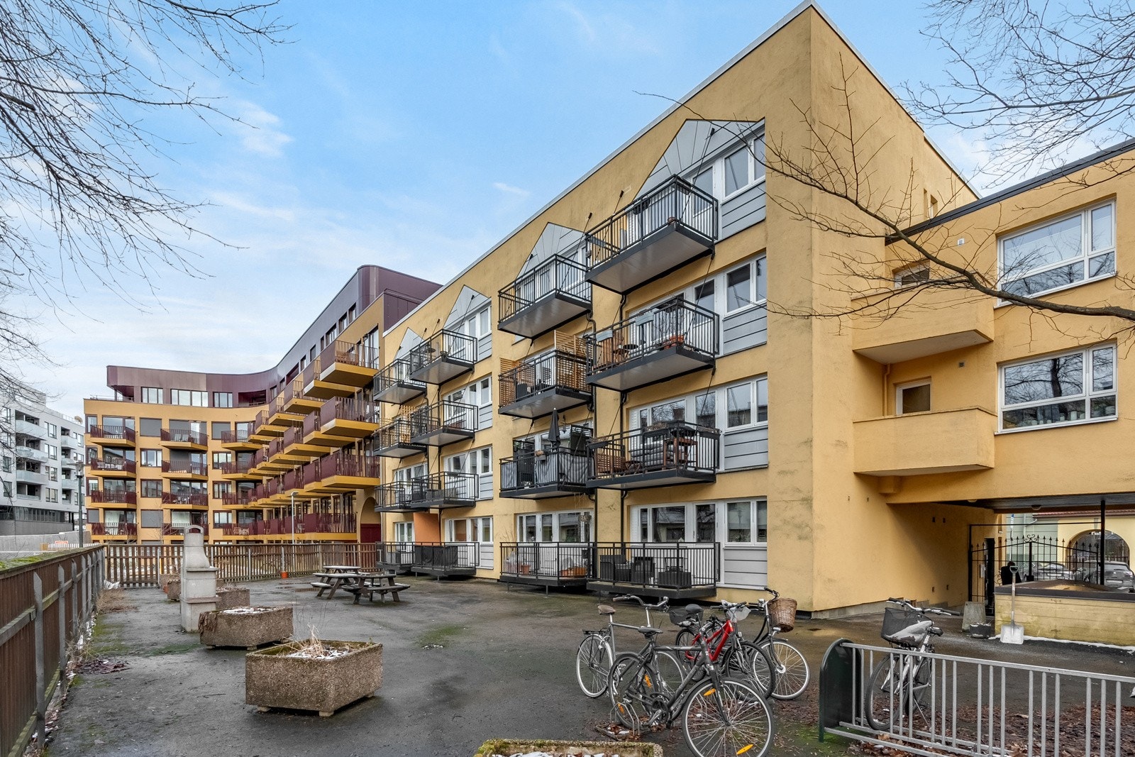 Beboerne får tilgang til en bakgård med sittegrupper og pen beplantning på sommerstid. Galleribilde
