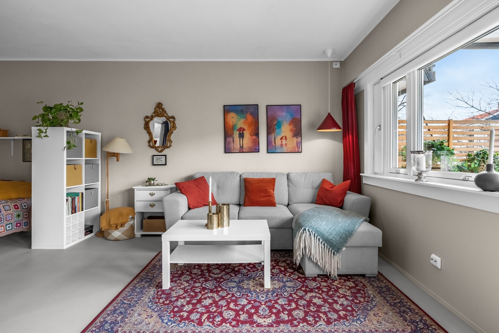 Velegnet plass til en romslig sofagruppe. Galleribilde