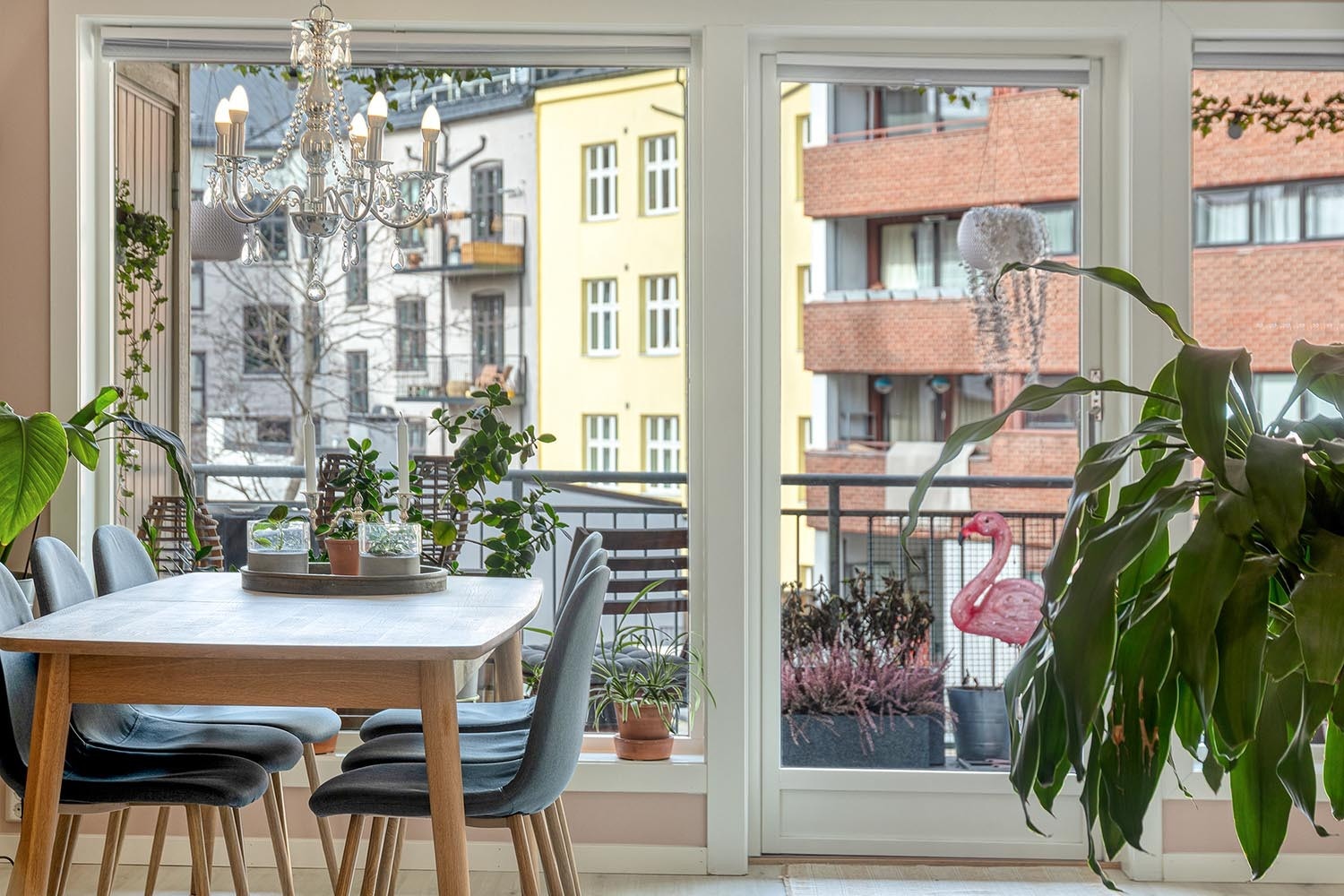 Fra stuen er det utgang mot balkongen Galleribilde
