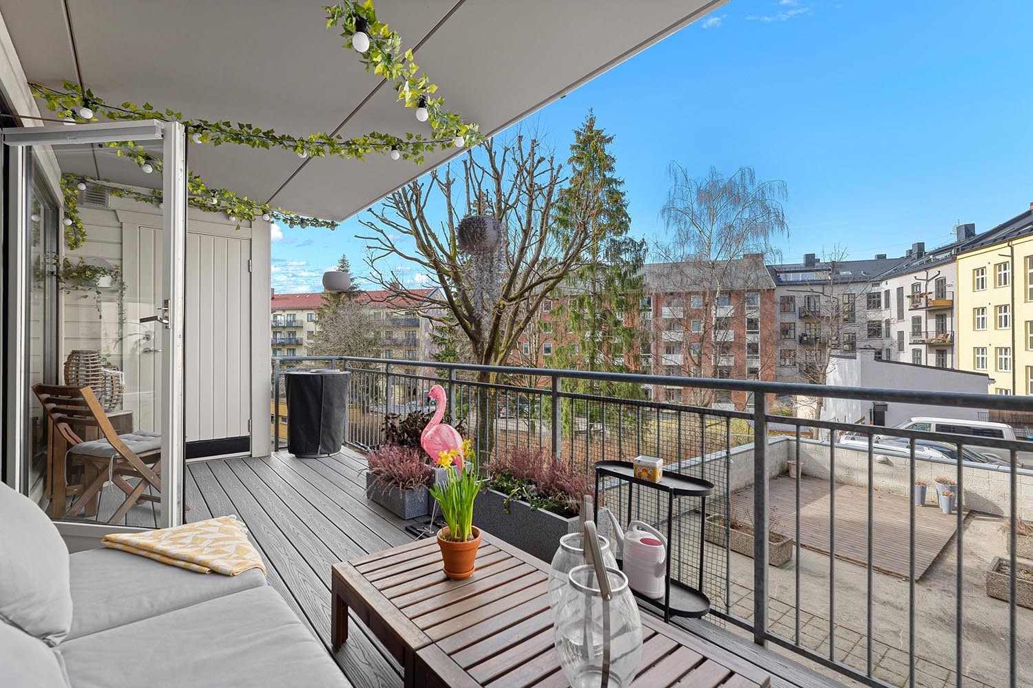 Stor balkong på 12kvm med sofa og utebord samt en utebod for ekstra lagringsplass Galleribilde