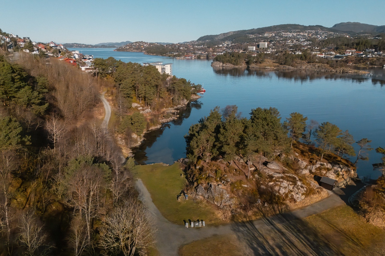 Boligen ligger idyllisk til i naturskjønne omgivelser. Både med nærhet til skog og sjø. Galleribilde