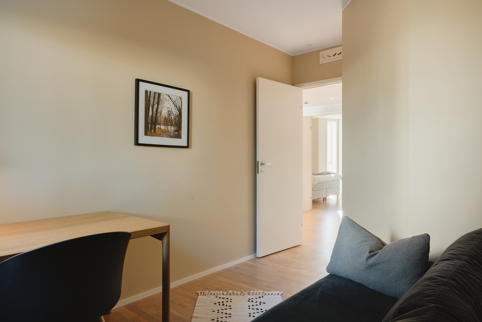 Boligen har balansert ventilasjon med varmegjenvinning som bidrar til godt inneklima, samtidig som det er en bærekraftig ressurs for å opprettholde innetemperaturen. Galleribilde