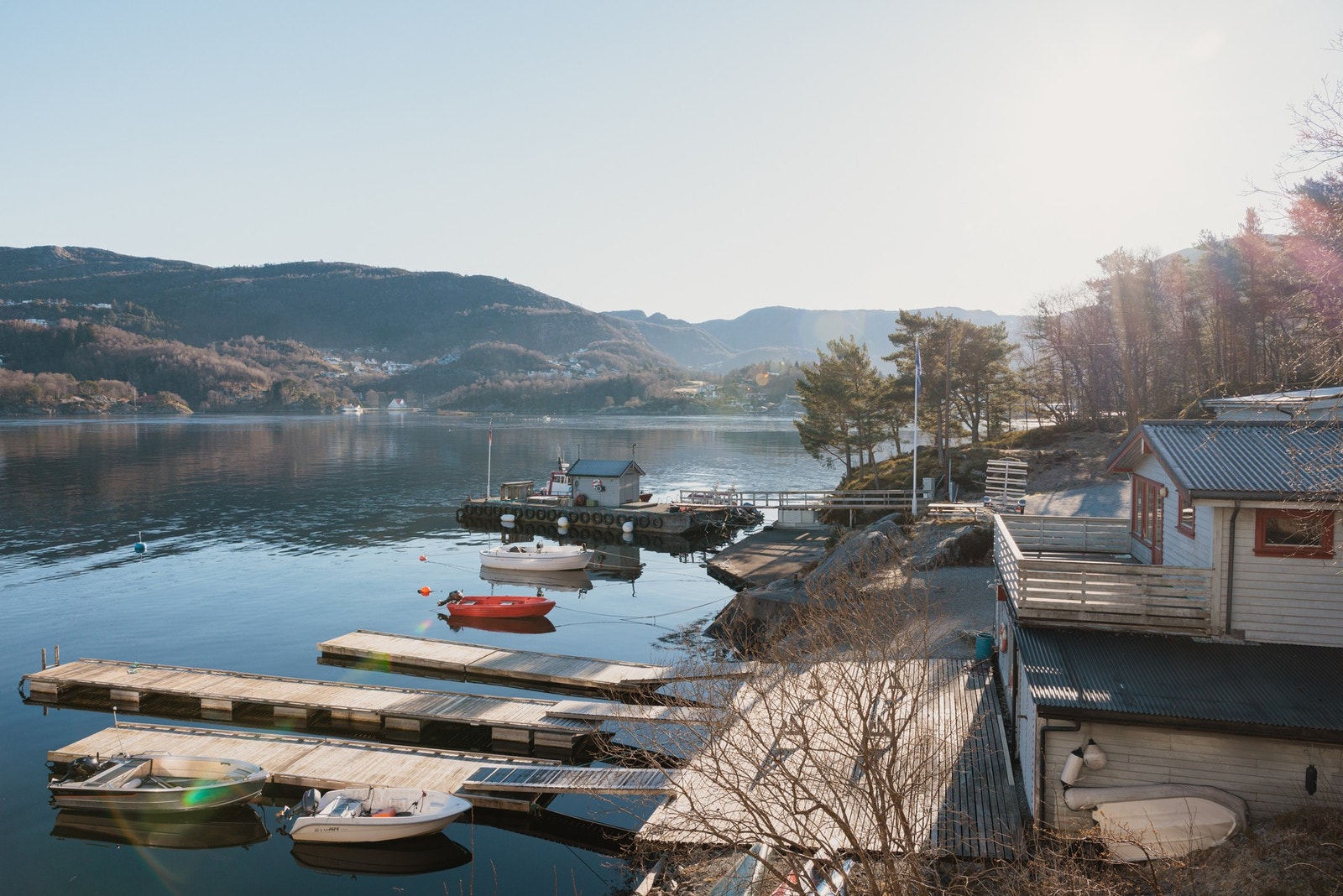 Her har du utsikt til både sjø og kai, og kan hilse på naboer som skal ut med båten. Galleribilde