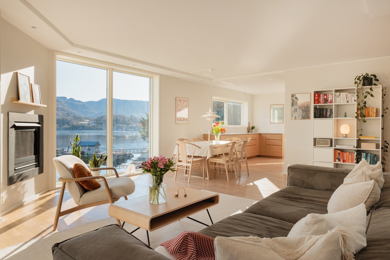 Stuen er i en åpen løsning sammen med kjøkkenet, og rommet totalt måler hele 42 kvm. Galleribilde