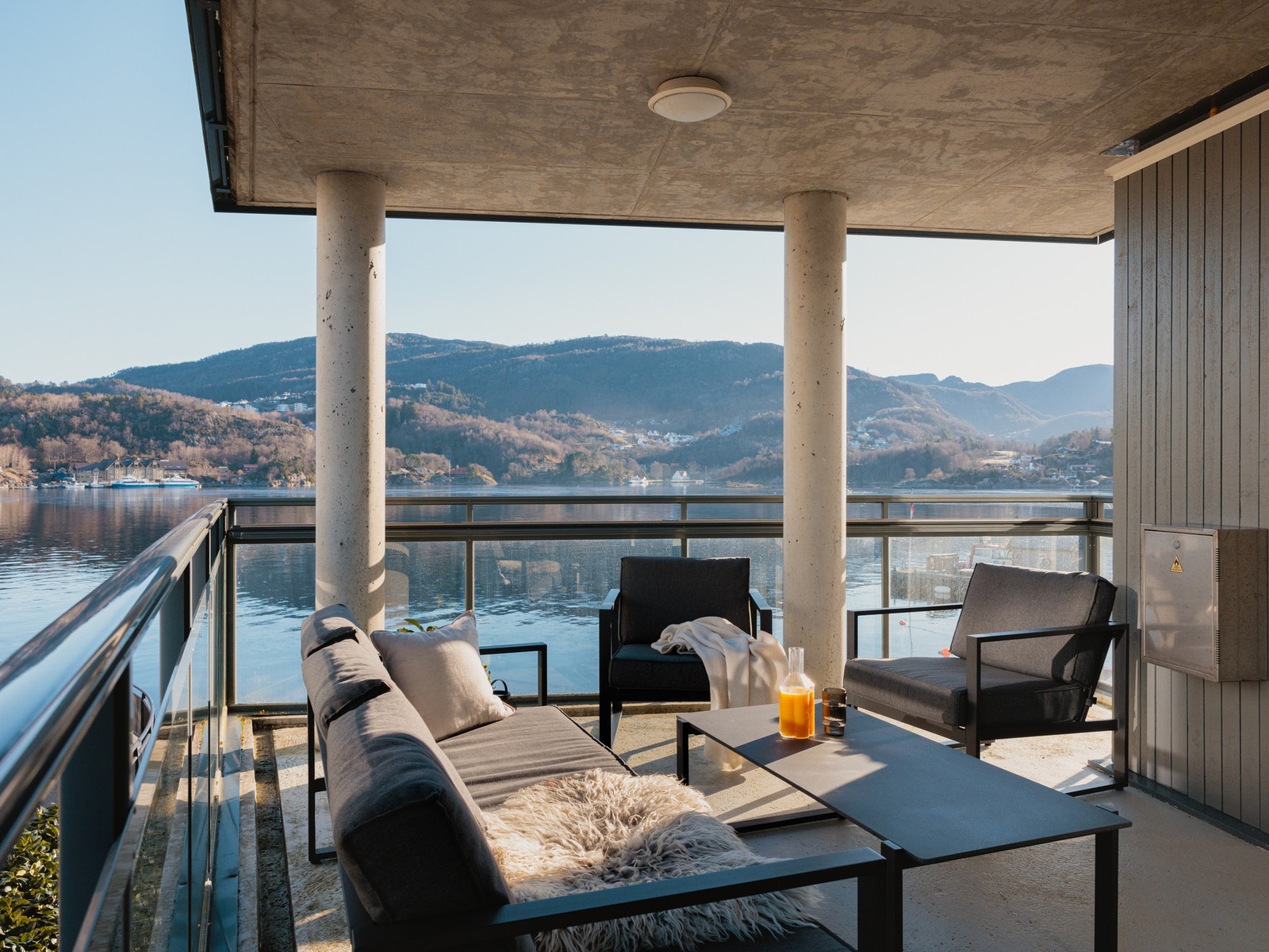 En sjelden 4-roms leilighet med 2 bad, gjennomgående høy standard og en upåklagelig beliggenhet rett ved sjøkanten. Galleribilde