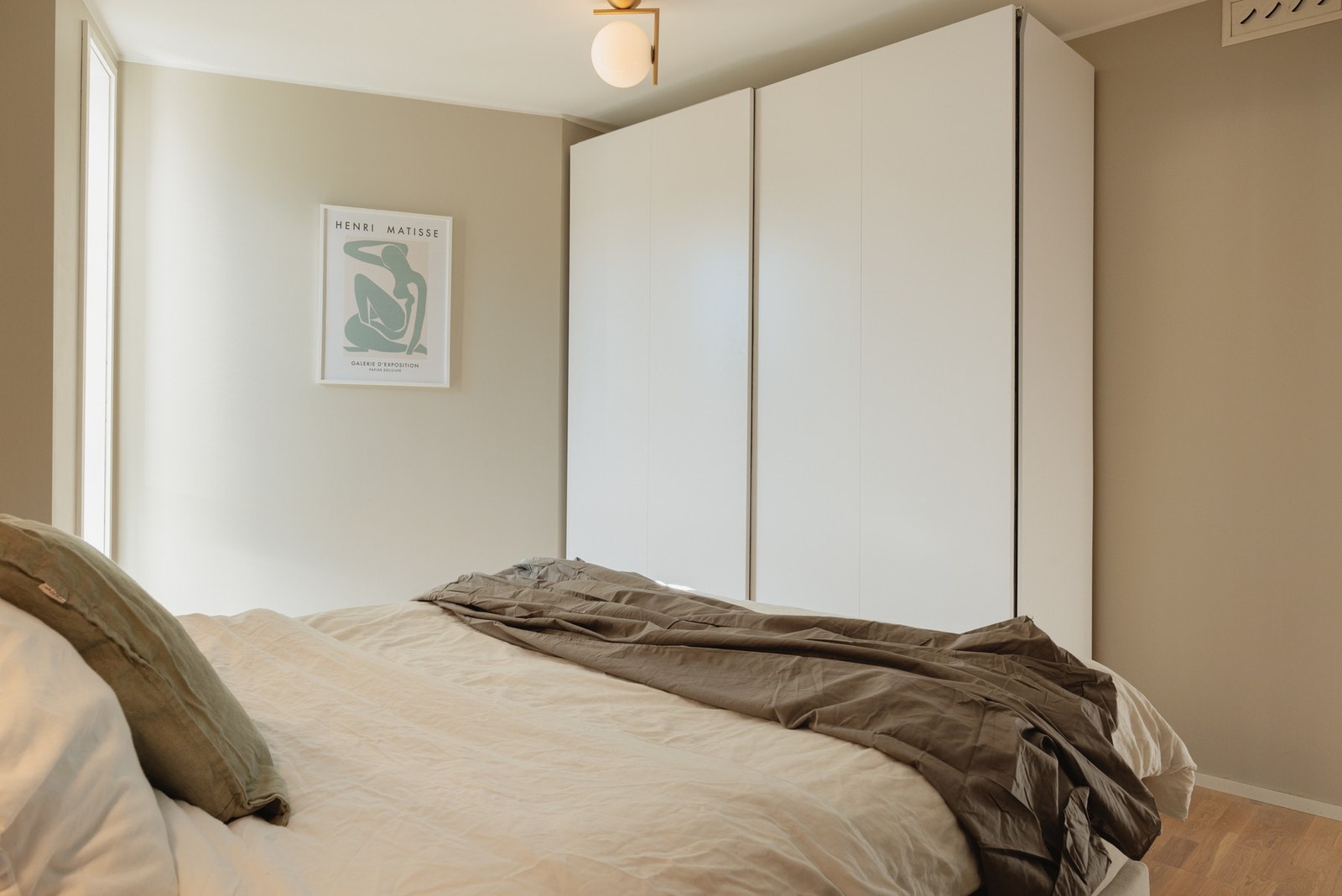 Rommene er lyse, malt i tidsriktige farger og har store vinduer. Galleribilde