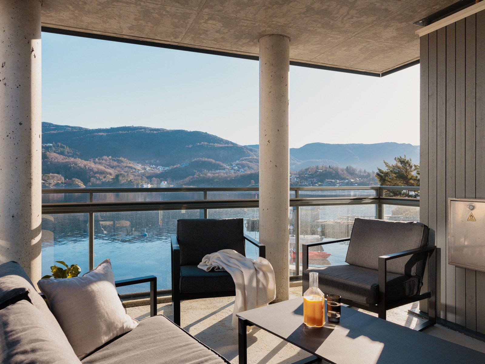 Fra stuen er det balkongdør ut til boligens balkong. Denne måler hele 16 kvm. Galleribilde