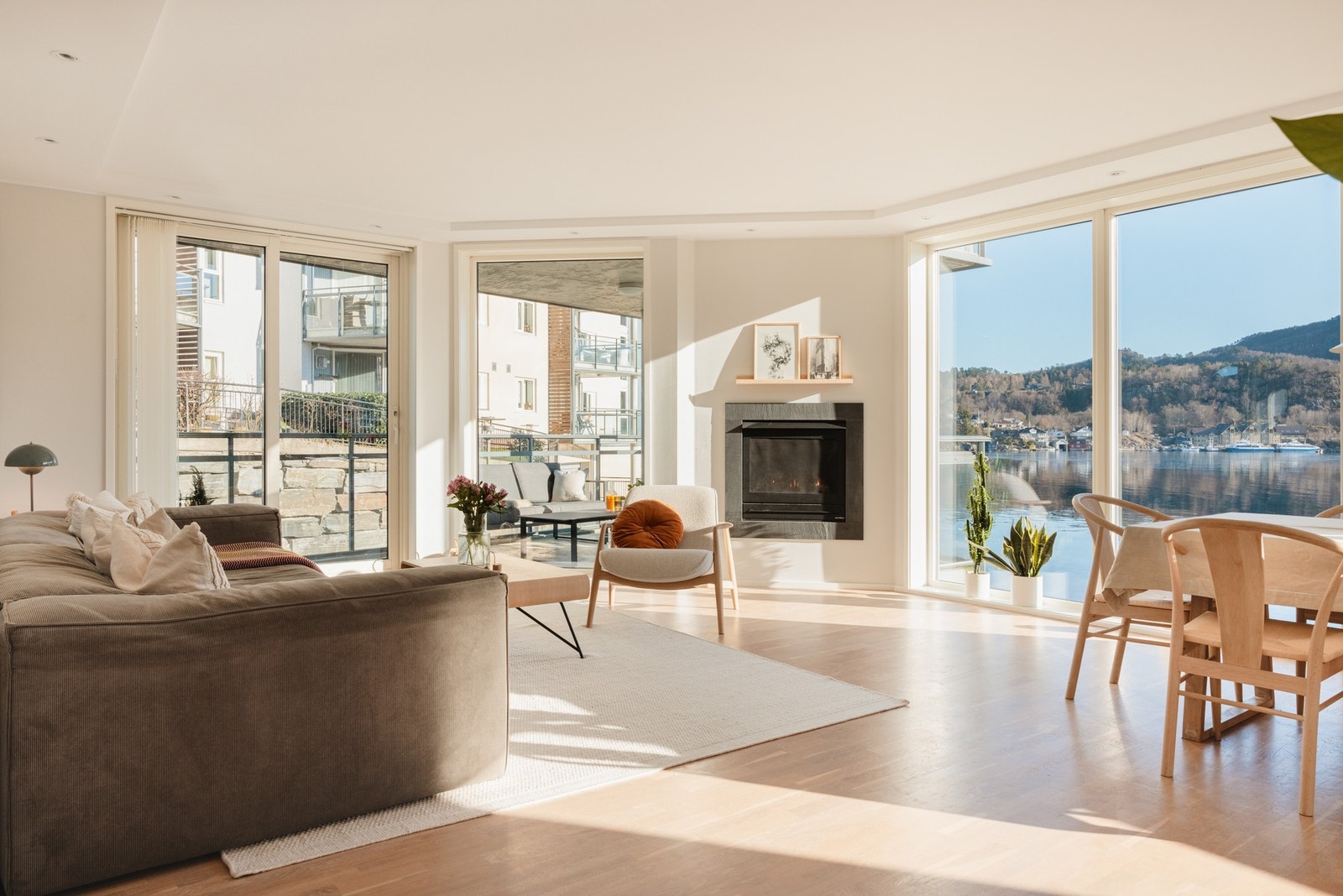 Videre fra entréen kommer du inn til hjertet av boligen, nemlig stuen. Galleribilde