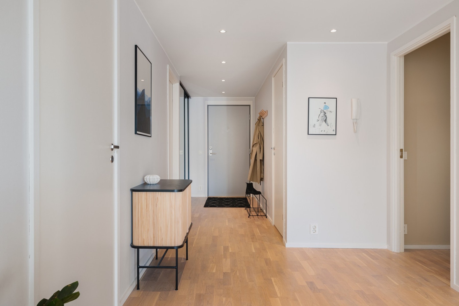 Velkommen inn til den lyse og romslige entréen! Praktisk plassert i rommet står garderobeskapet, hvor du enkelt kan henge fra deg yttertøy og sko. Galleribilde