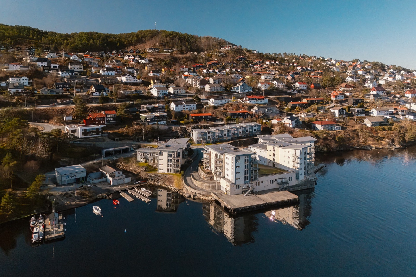 Bademuligheter direkte fra eiendommen, felles kaianlegg, samt kort avstand til badeplasser i Vollane i nærområdet. Galleribilde