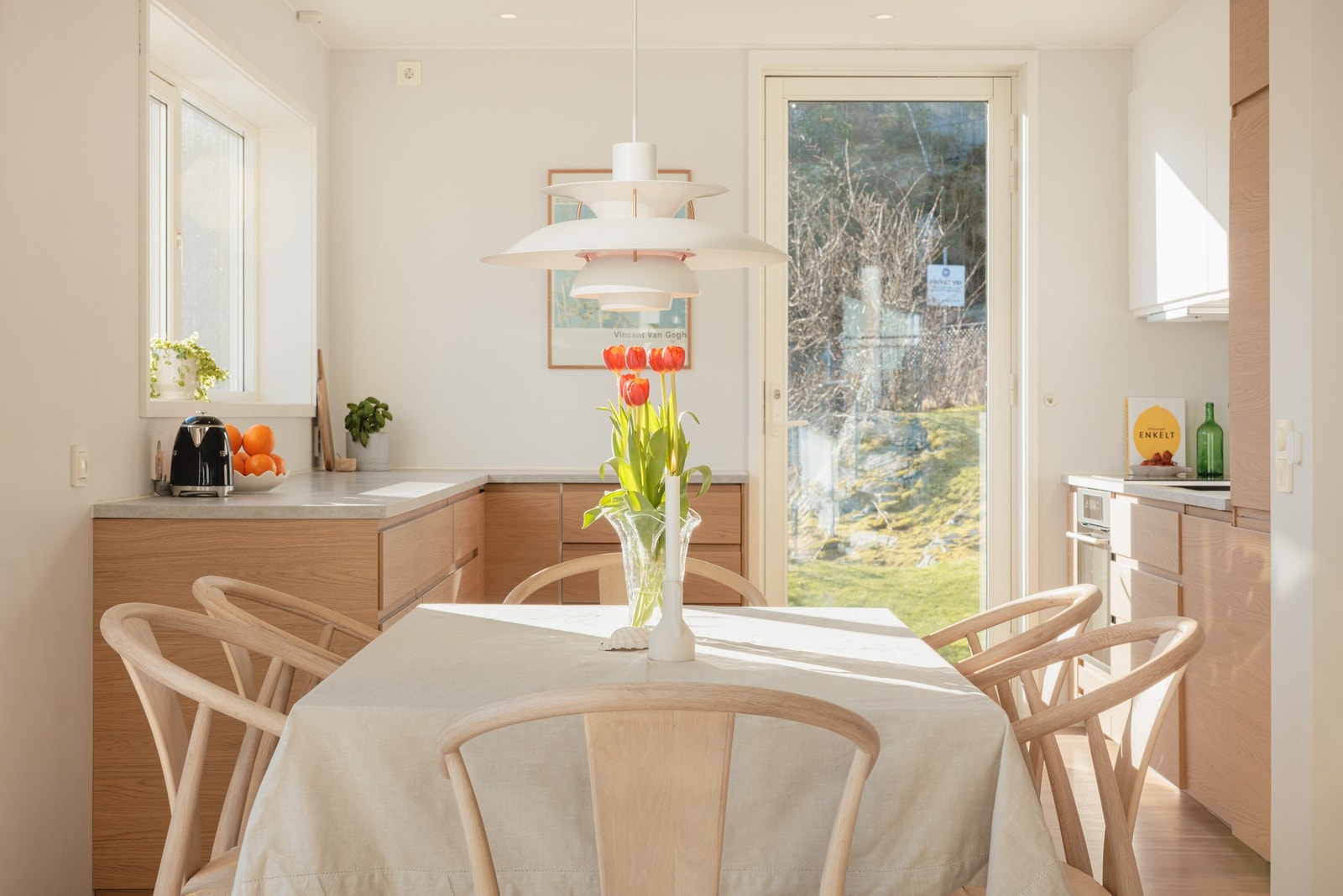 Det er god plass til spisebord, som skaper en naturlig forlengelse av kjøkkenet. Galleribilde