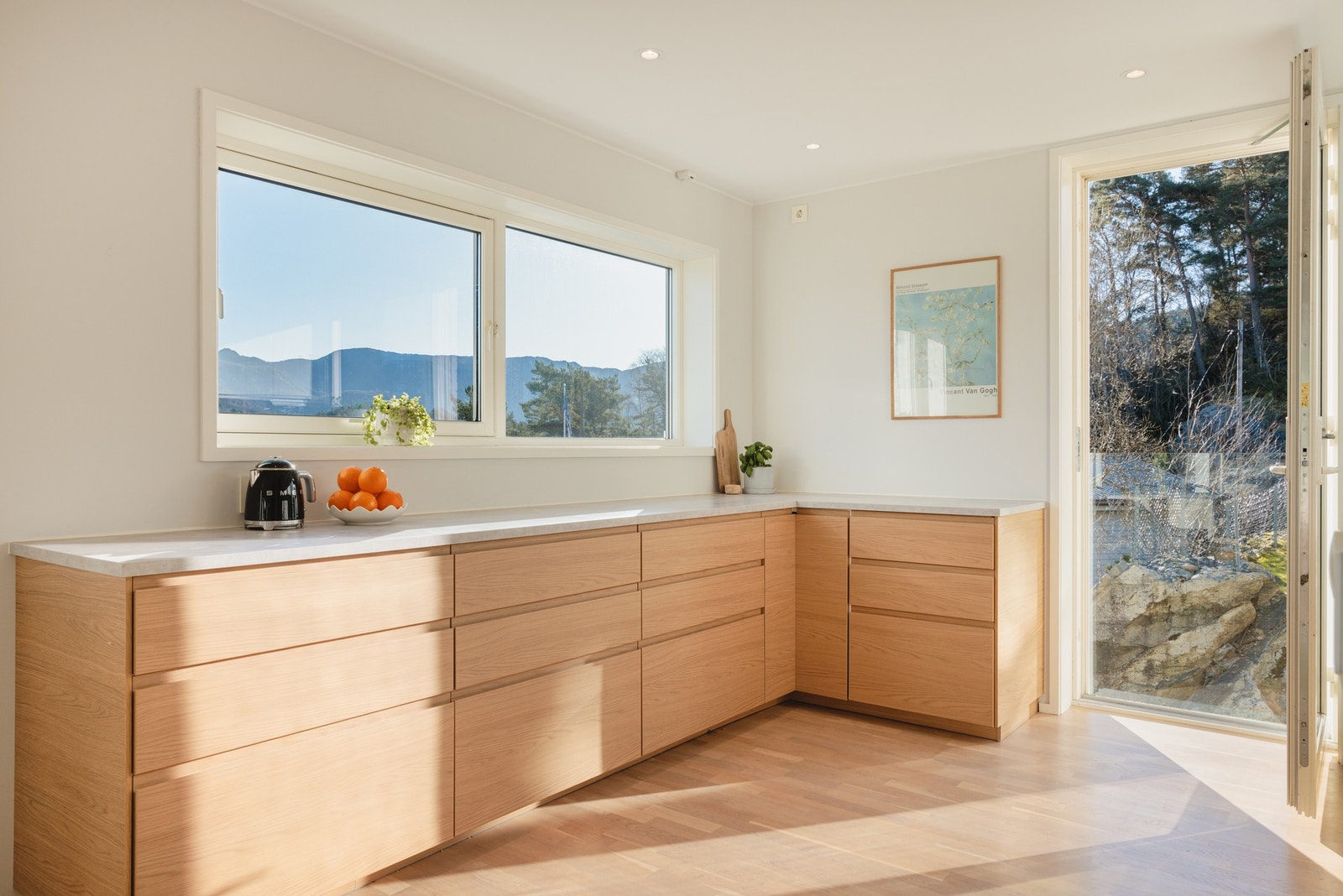 Herfra er det egen utgang til hage/uteområde. Galleribilde