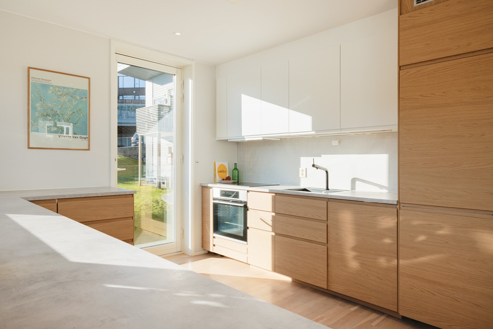 Kjøkkenet er i en moderne og tidløs lys eik, som bringer frem det fine lyset i boligen. Galleribilde