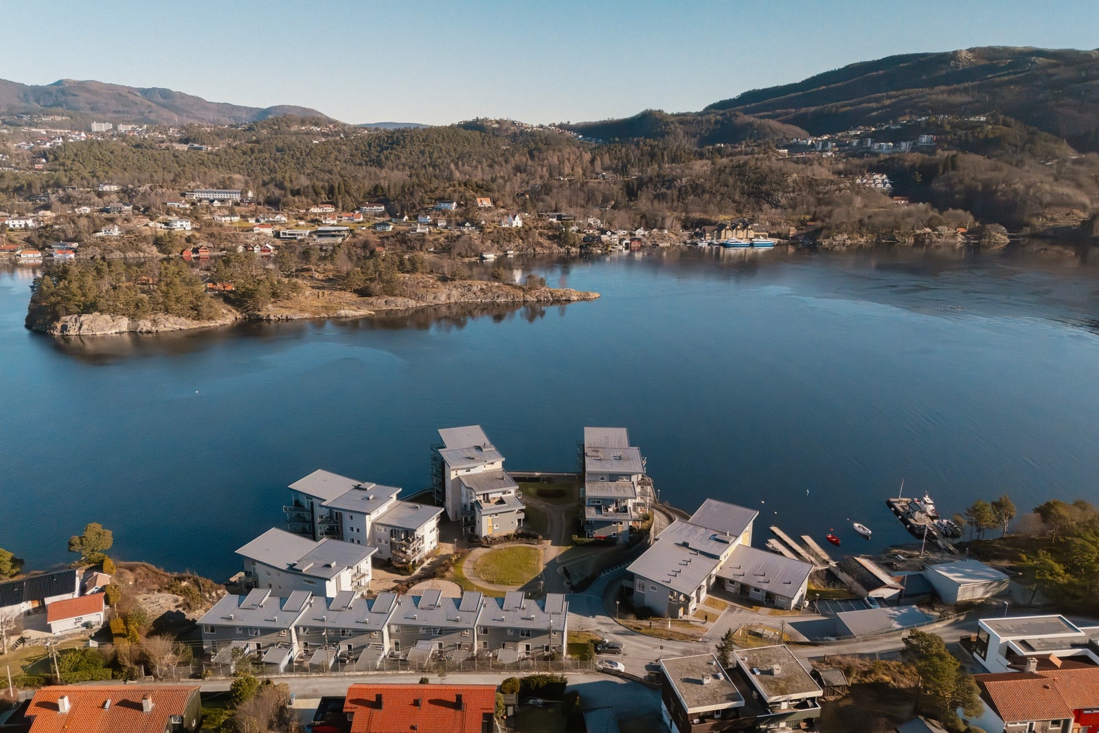 Det er kort avstand til Eidsvåg skole og idrettsplass. Galleribilde