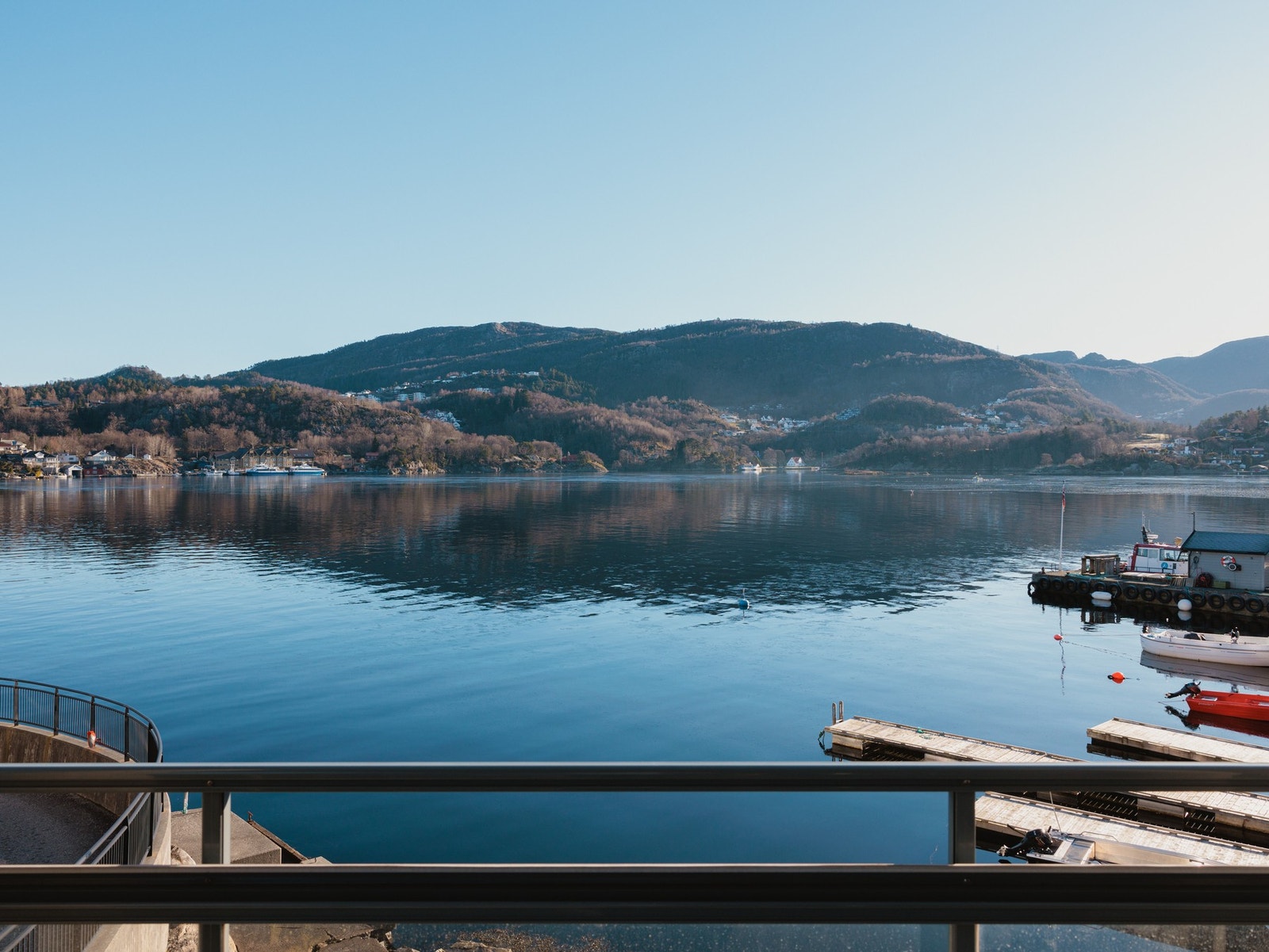 Sjøen blir din narmeste nabo, i tillegg er det kort avstand til busstopp, kaianlegg med bademuligheter og skole for å nevne noe. Galleribilde
