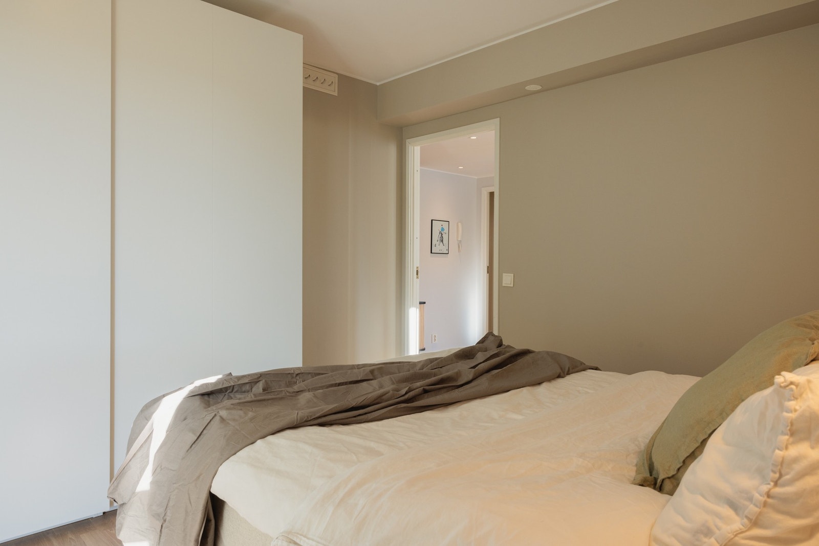 Du får god plass til bl.a. seng, garderobeskap og kontorpult. Galleribilde