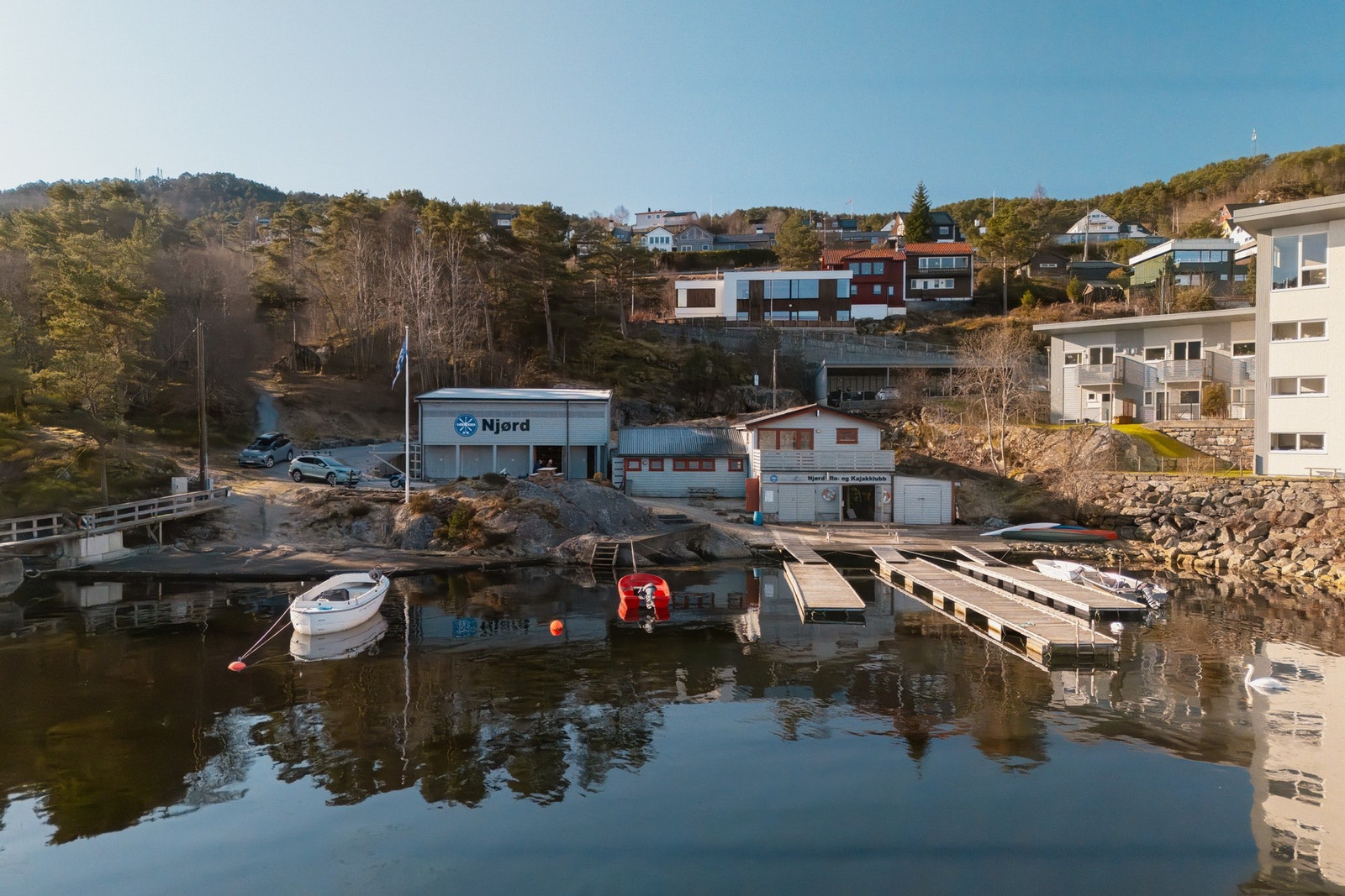 Borettslaget har herlige maritme fellesarealer, med badebrygge og kaianlegg. Galleribilde
