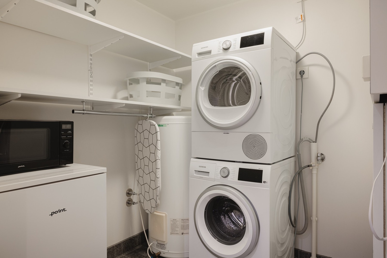 Fra dette badet er det inngang til vaskerommet på 4 kvm. Her er det også fliser i gulv med varmekabler. Galleribilde