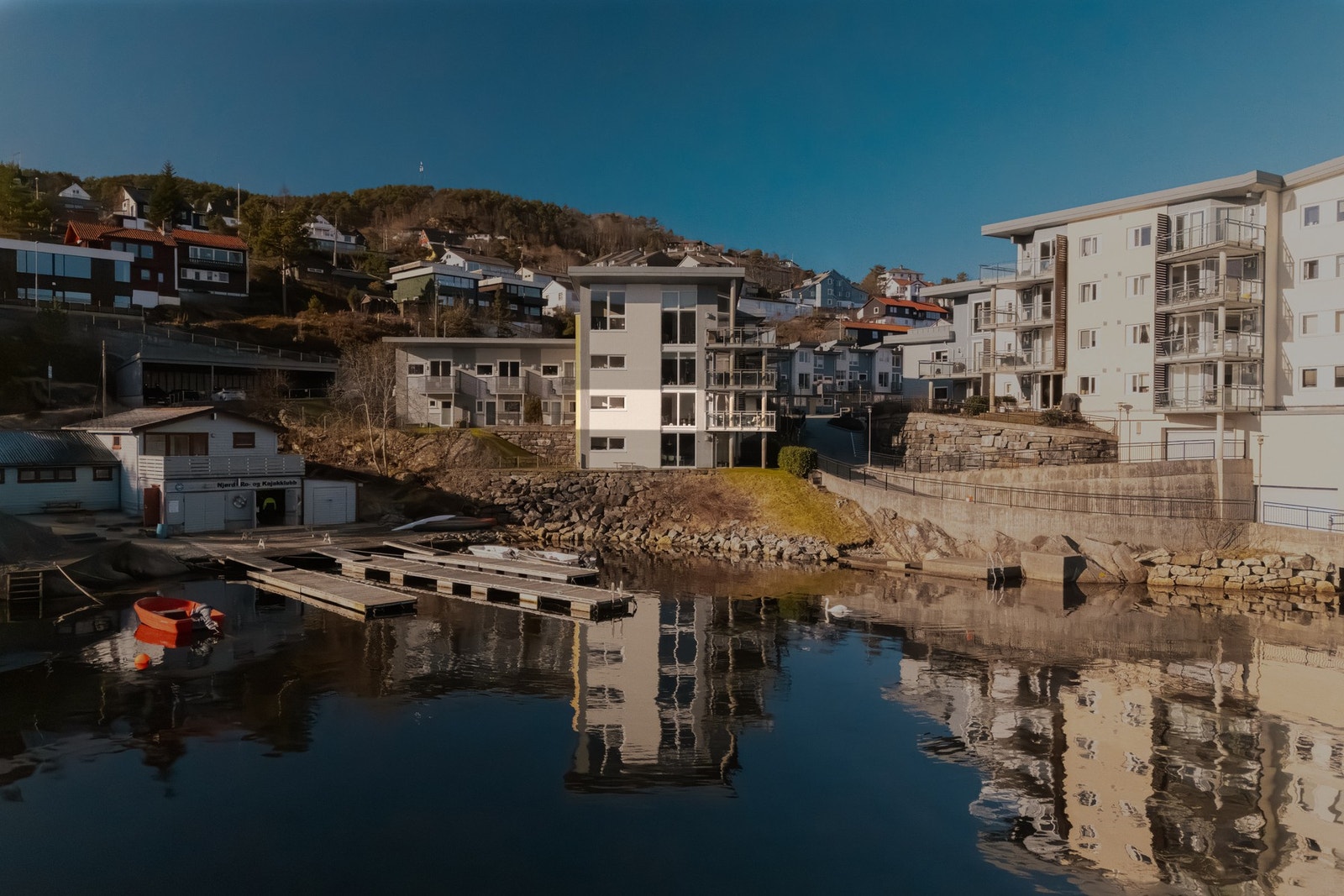 Boligen ligger perfekt til helt i sjølinjen. Galleribilde