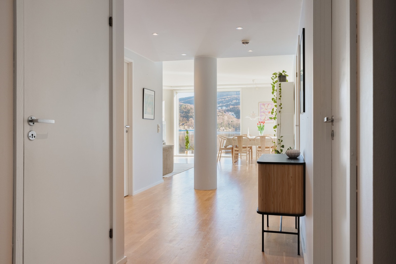 Rommet måler hele 15 kvm. Gulvet er lagt med 3-stavs parkett som forøvrig er gjennomgående i hele boligen. Galleribilde