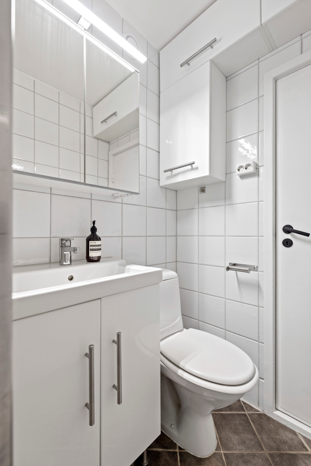 Speilskap med belysning over baderomsservanten Galleribilde