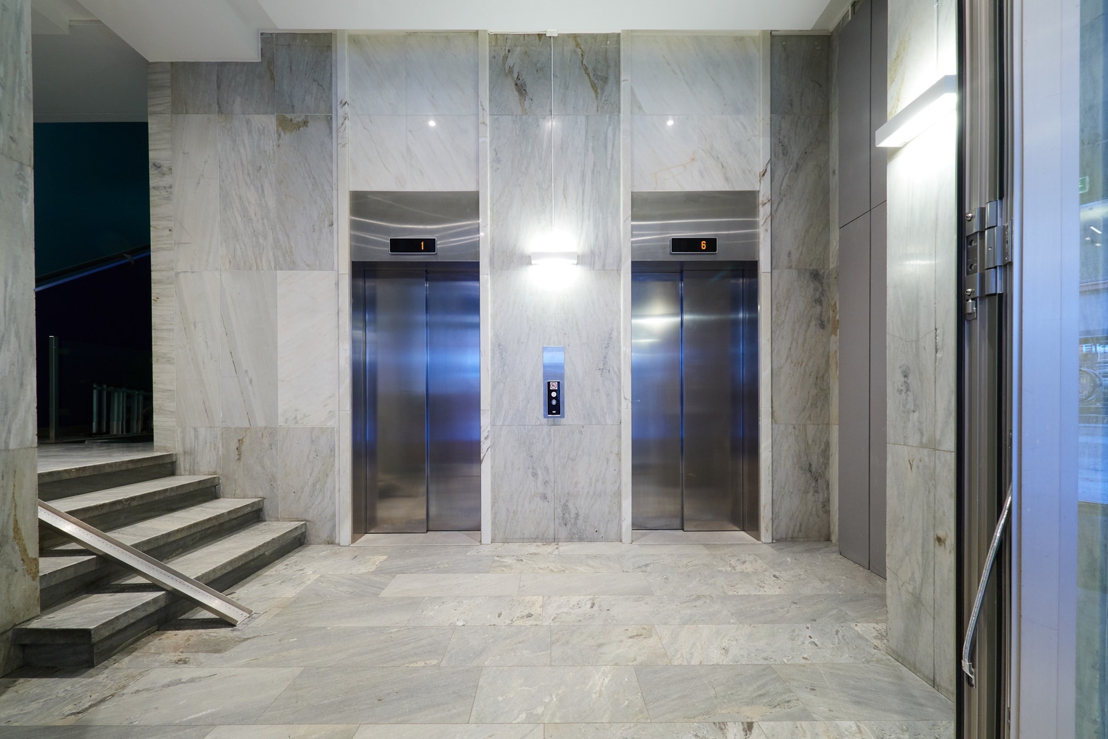 Pent inngangsparti og 2 heiser til kontoretasjene Galleribilde