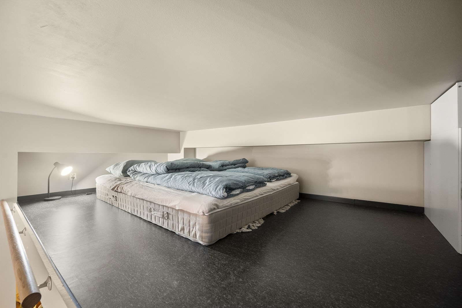 Leiligheten har i tillegg en praktisk hems på 11 kvm i gulvareal, som gir ekstra lagringsplass eller mulighet for kreativ innredning. Galleribilde