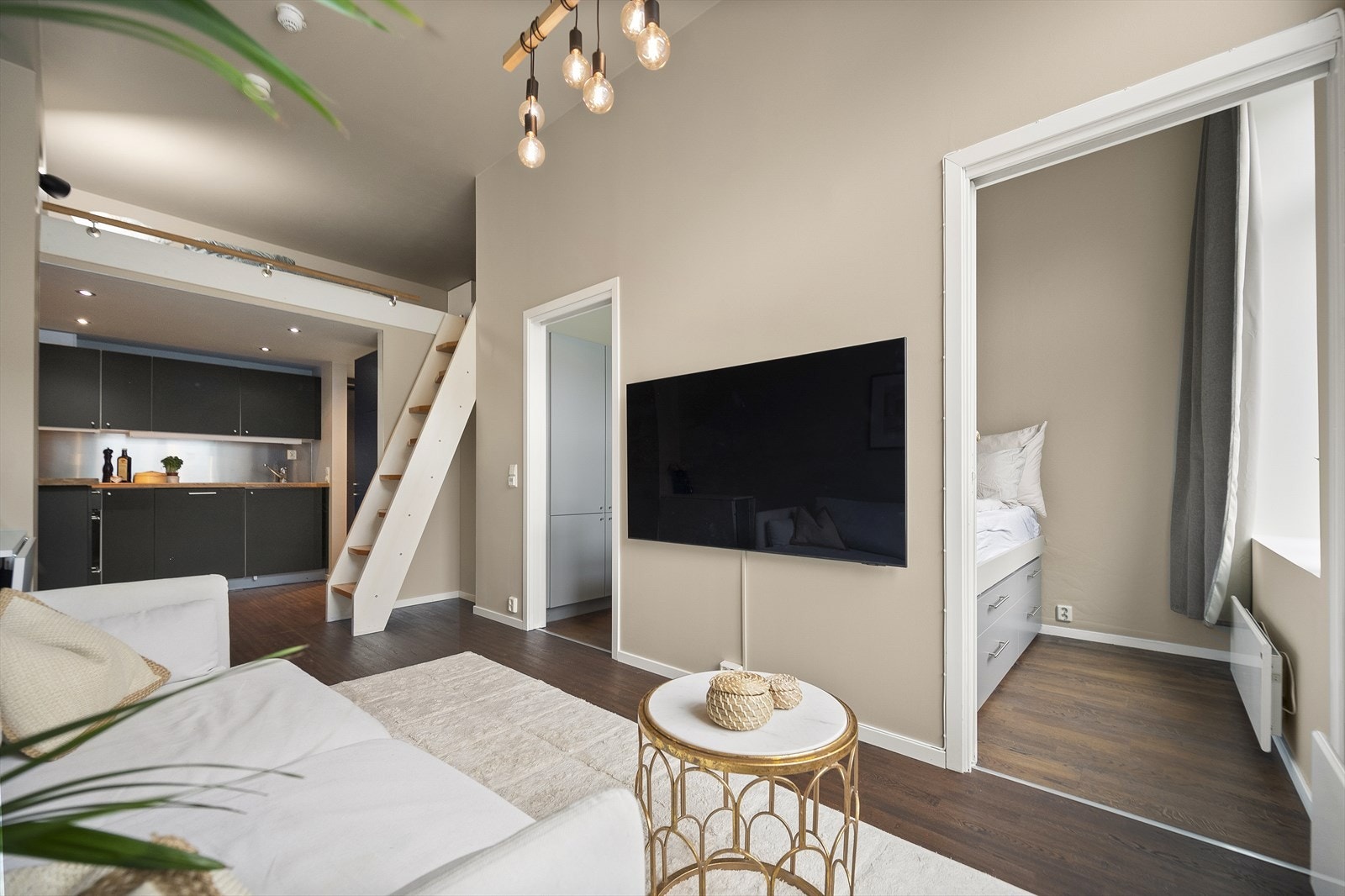 Fra stuen er det adkomst til soverom. Galleribilde