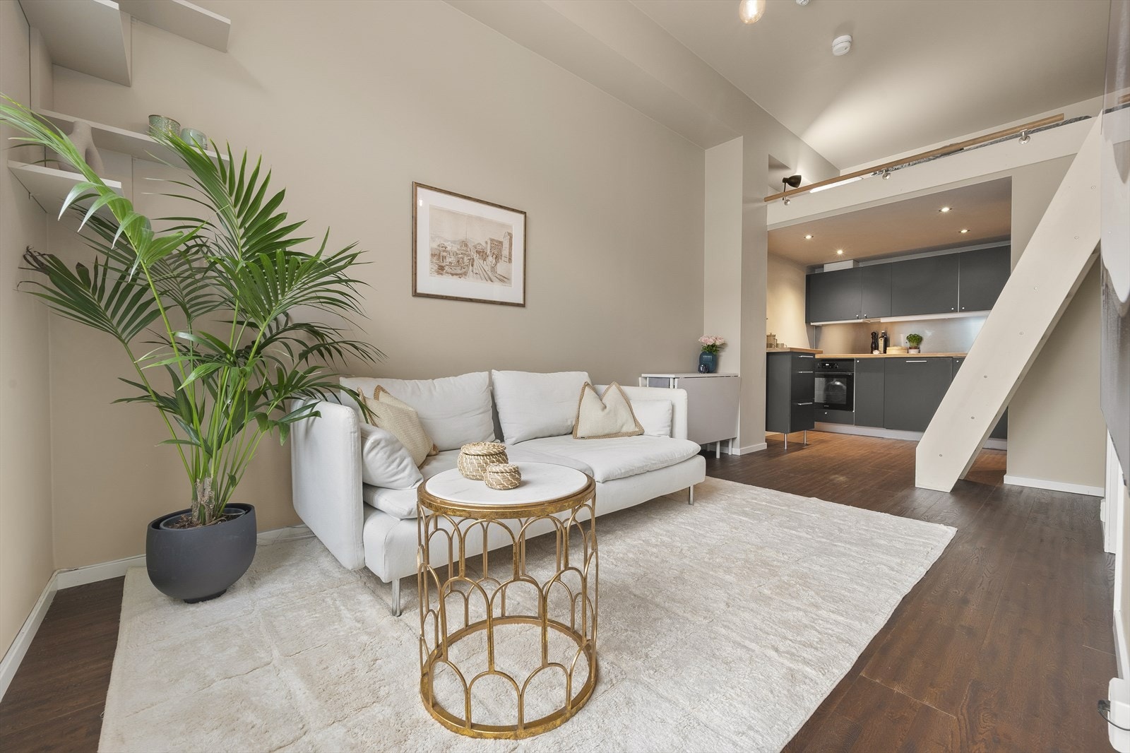 Gulvet er belagt med parkett, og overflatene ble sparklet og malt i moderne, delikate farger i januar 2025. Galleribilde