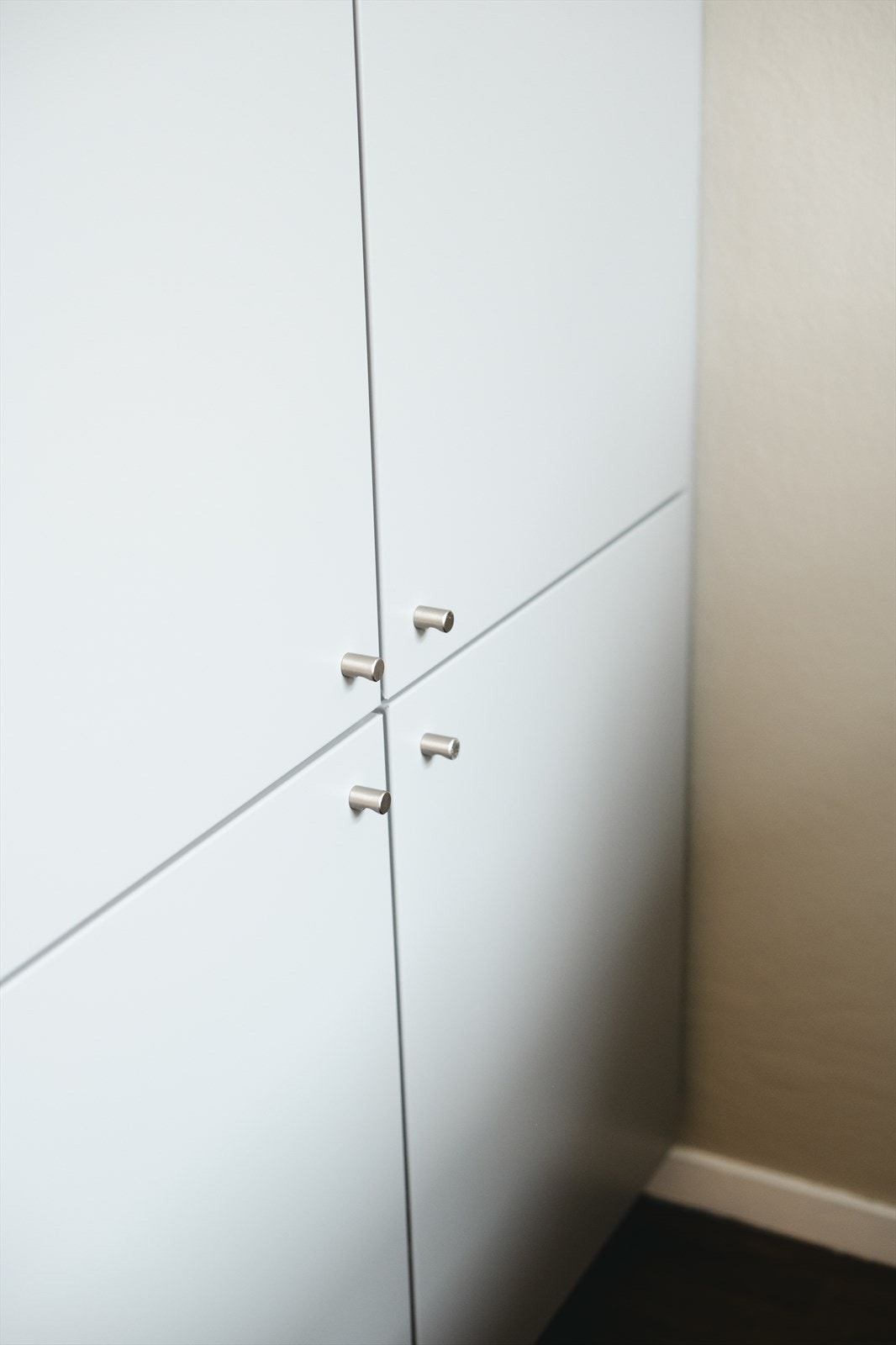 Fronter på skap og skuffer er nylig laminert (jan 2025). Galleribilde