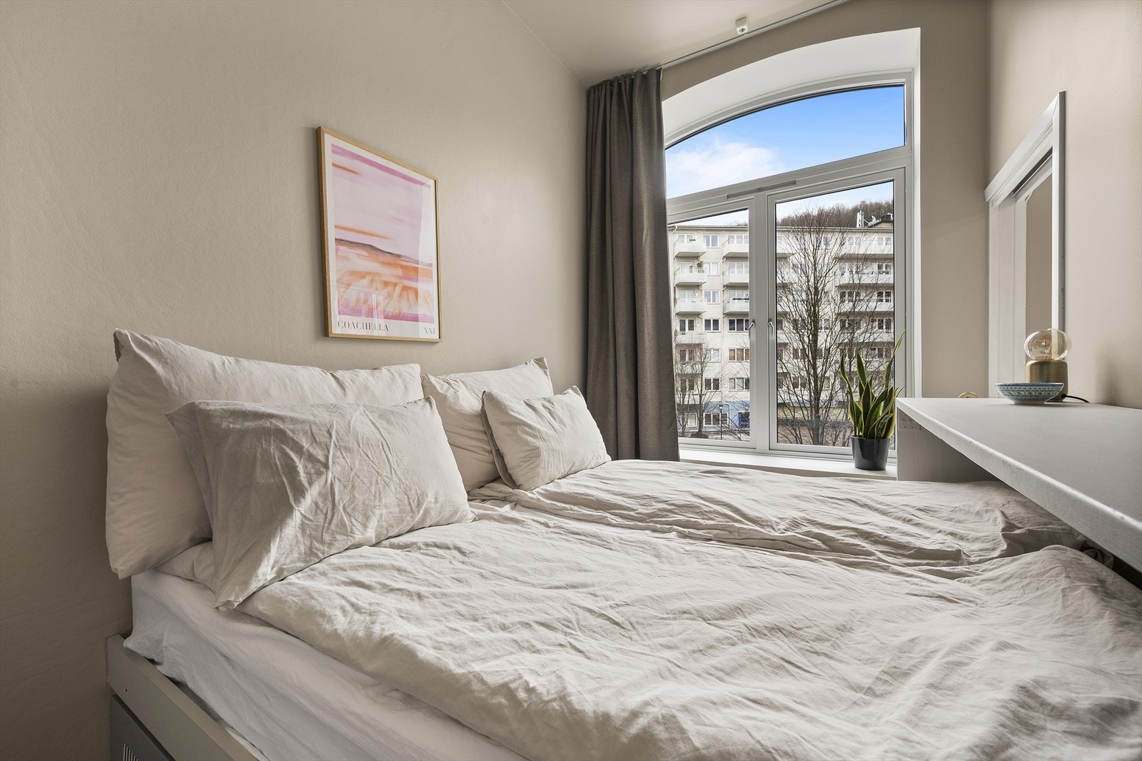 Leiligheten byr på et romslig soverom med god plass til dobbelt seng. Galleribilde