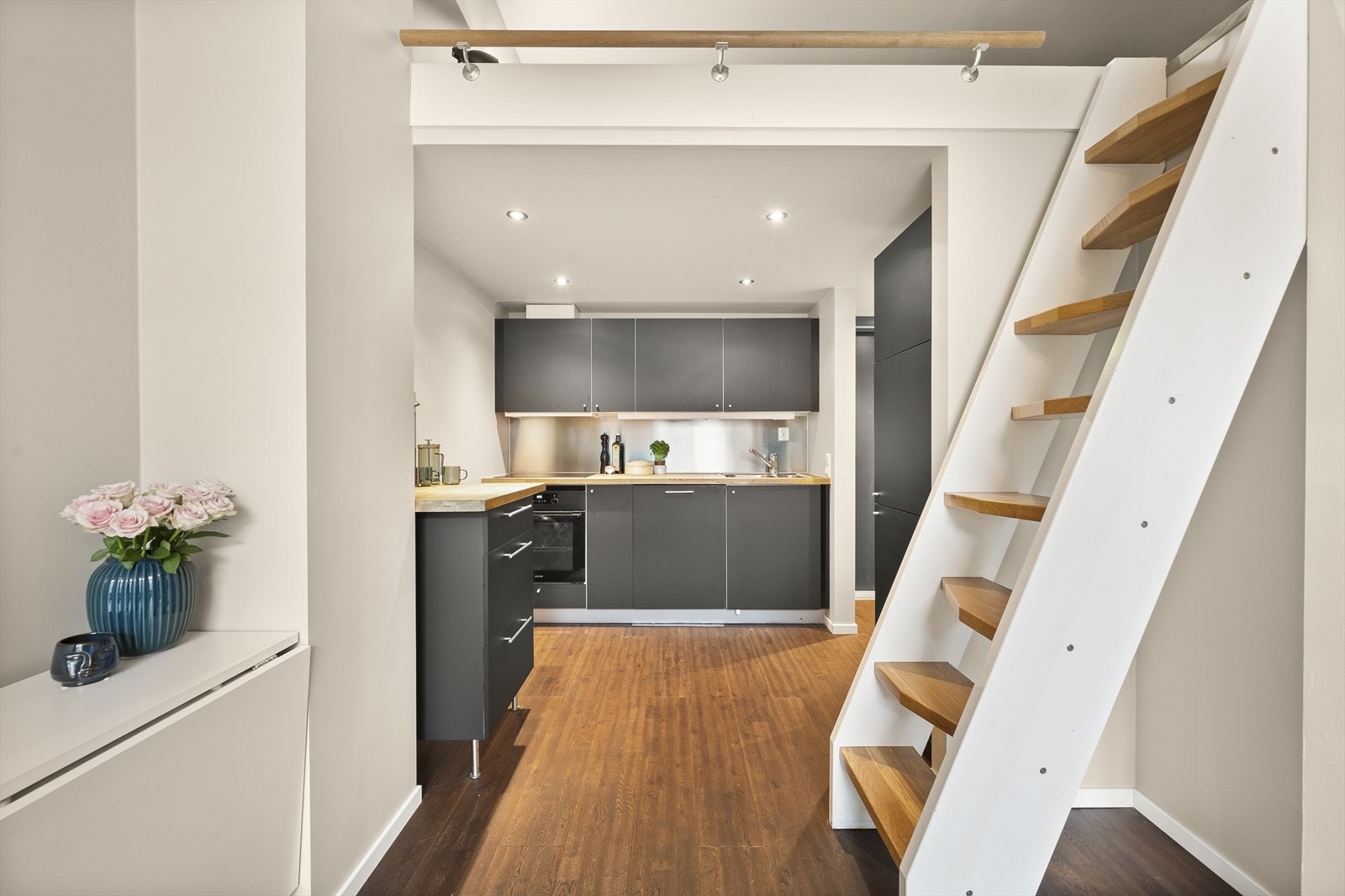 Fra stuen/kjøkkenet er det en trapp som leder opp til den praktiske hemsen, som gir ekstra oppbevaringsmuligheter eller plass til ekstra sengeplass. Galleribilde