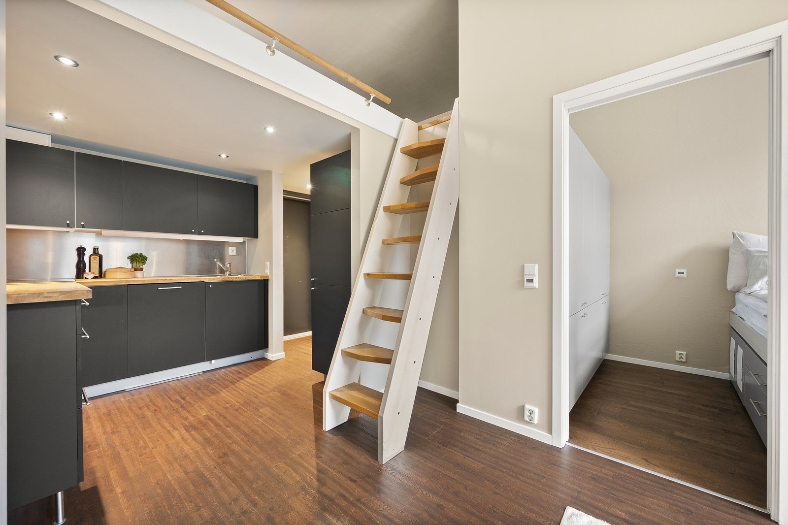 Leiligheten har også behagelig gulvvarme i alle rom, som gir en ekstra komfortabel atmosfære. Galleribilde