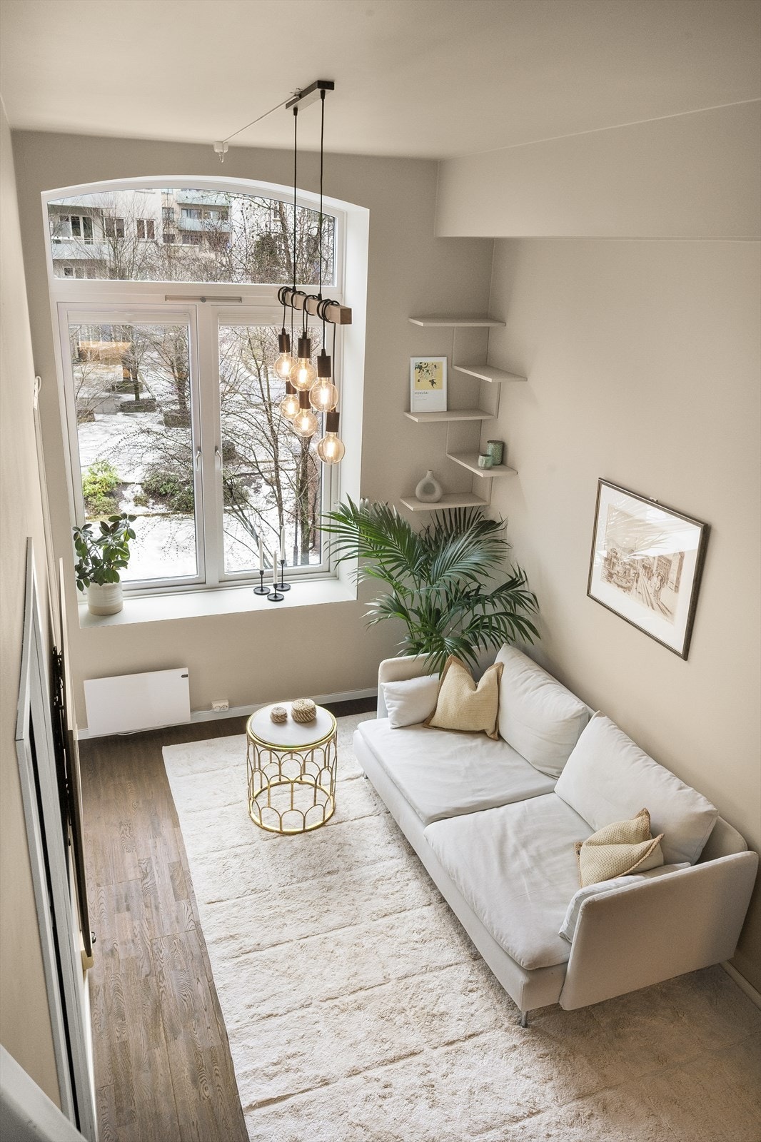 Det er gode møbleringsmuligheter med plass til både spisebord, sofagruppe og TV-møblement, som gir rom for fleksibel innredning. Galleribilde