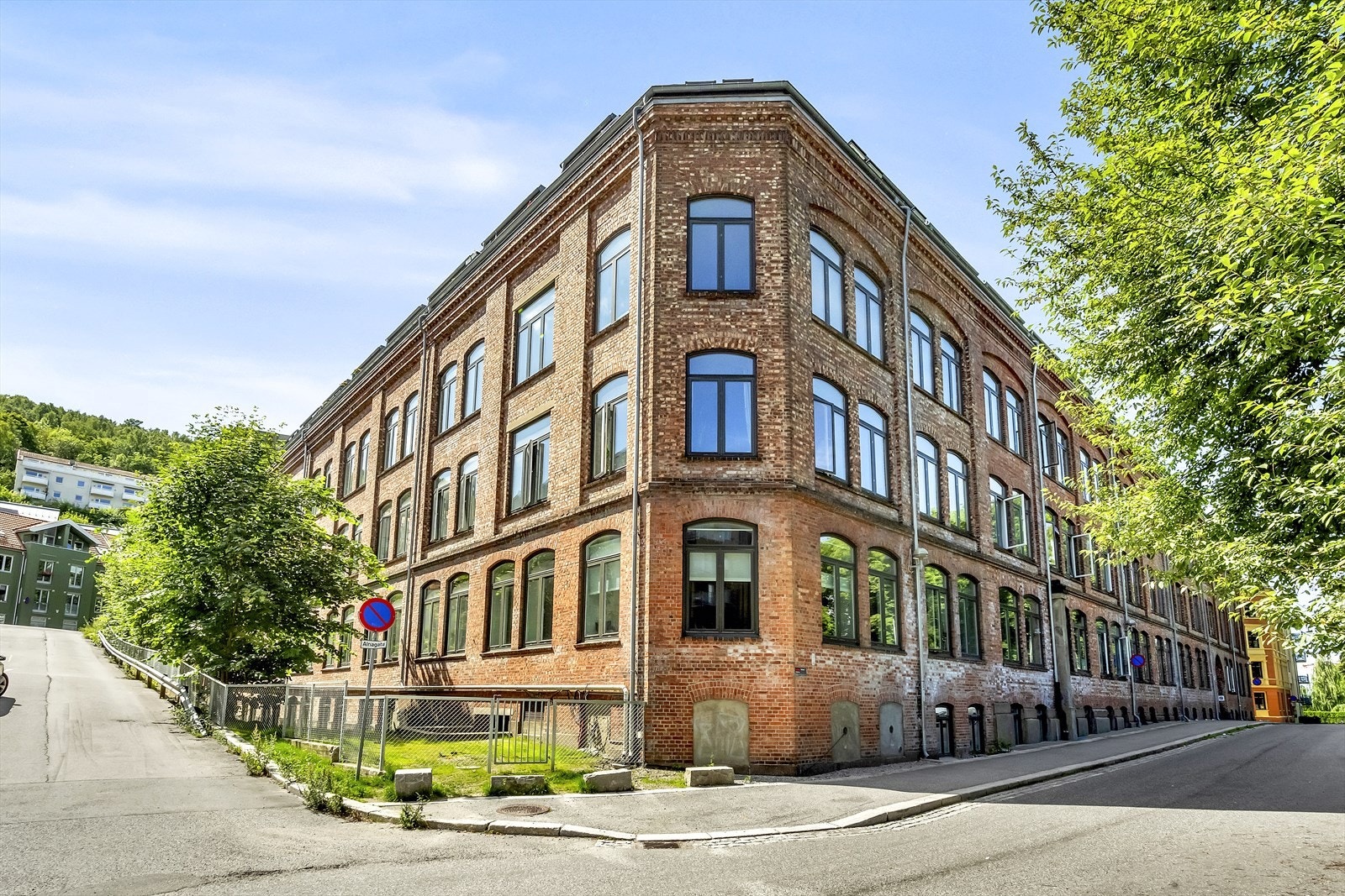 I 2006/2007 ble Alnagata 11 ombygd til leiligheter. Før dette har bygget tidligere vært "Den norske Skofabrikk". Driften der startet opp i 1899 og ble en god arbeidsplass for nærmere 400 ansatte, og var en av landets største skofabrikker. Galleribilde