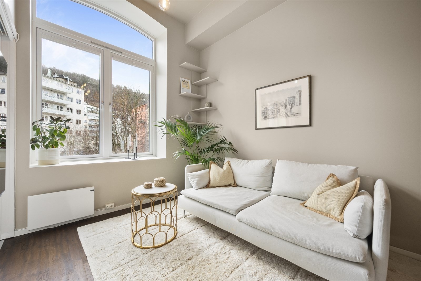 Fabrikkbygningen ble ombygd til leiligheter i 2006/2007, noe som fremkommer i den generøse takhøyden på 3,29 m, de store vinduene og den praktiske hemsen over kjøkkenet. Galleribilde