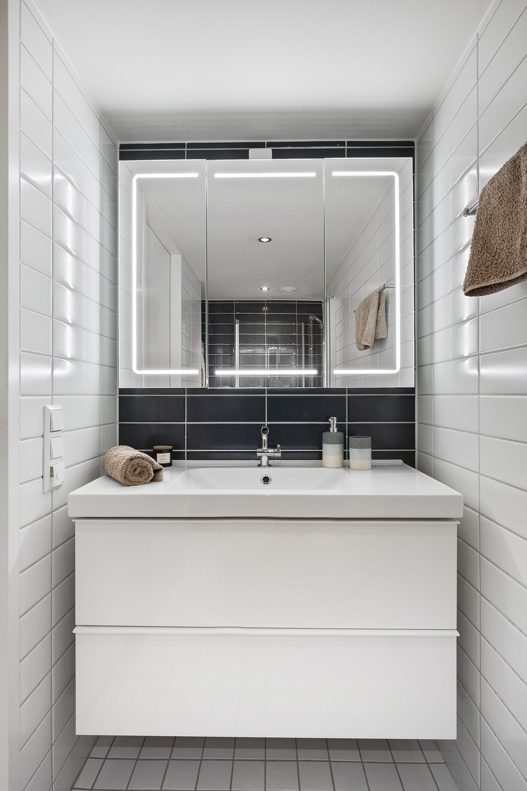 Det er opplegg for vaskemaskin og mekanisk avtrekk. Galleribilde