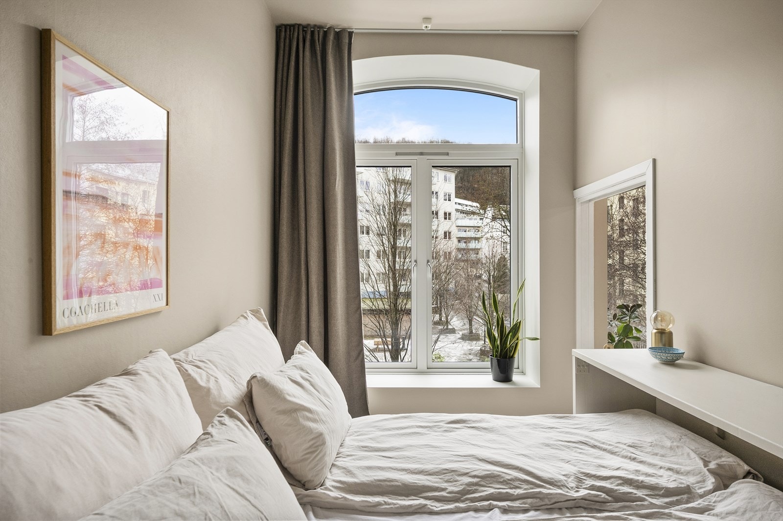 De delikate og lune fargevalgene på veggene, kombinert med store vindusflater og generøs takhøyde, skaper en lys og innbydende atmosfære. Galleribilde