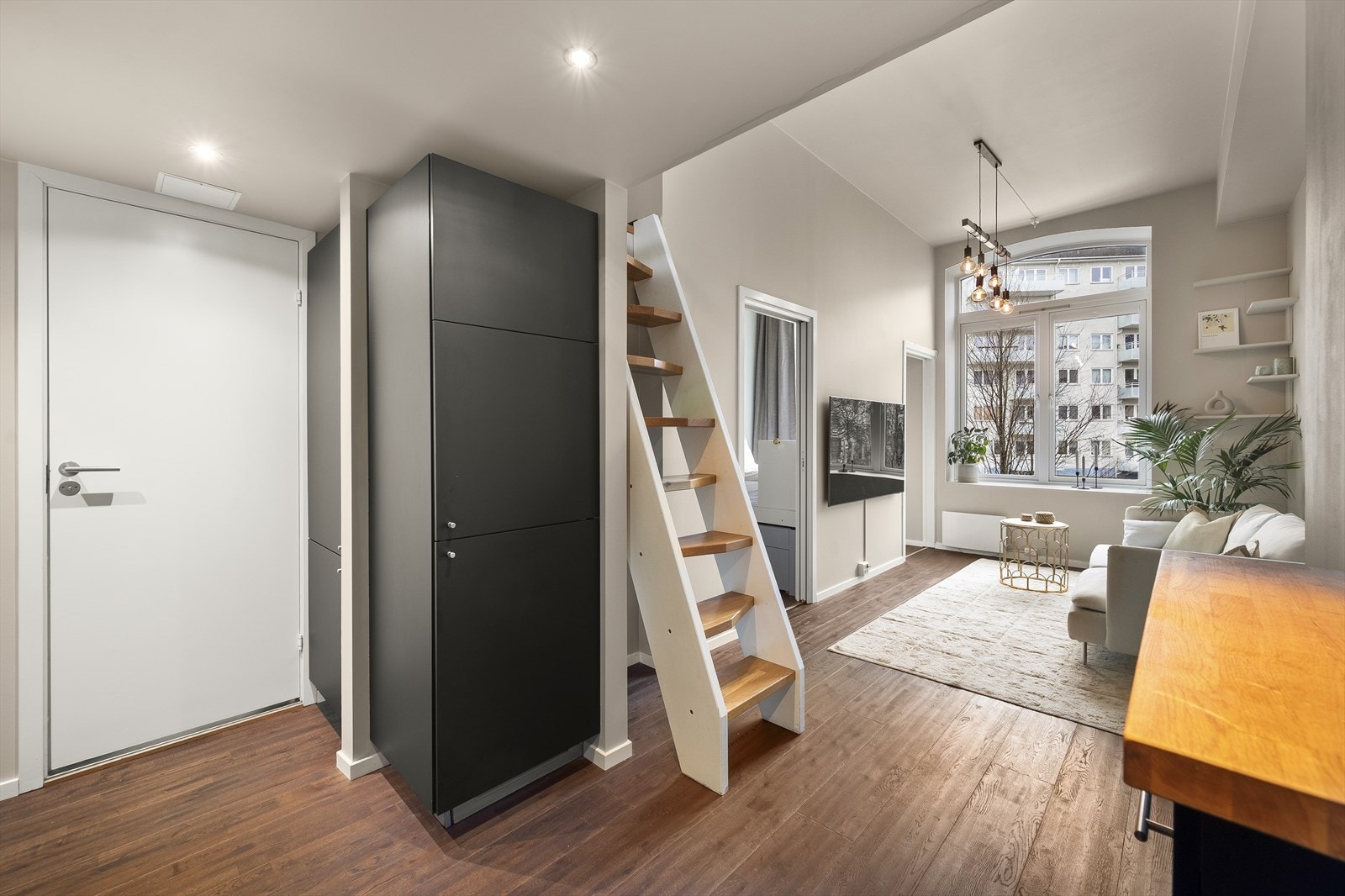 Velkommen inn til ditt nye hjem! Her blir du møtt av en imponerende takhøyde, en praktisk planløsning og gjennomførte detaljer som understreker den unike sjarmen i bygningens ombygging fra 2006/2007. Galleribilde