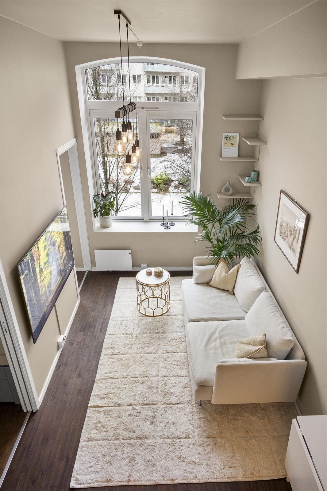 Leiligheten har lave mnd felleskostnader på 3.865,- og inkl.garasje, grunnpakke tv/internett, vedlikeholdsfond, forretningsførsel, drift og vedlikehold, kommunale avgifter, felles bygningsforsikring, styrehonorar m.m. Galleribilde