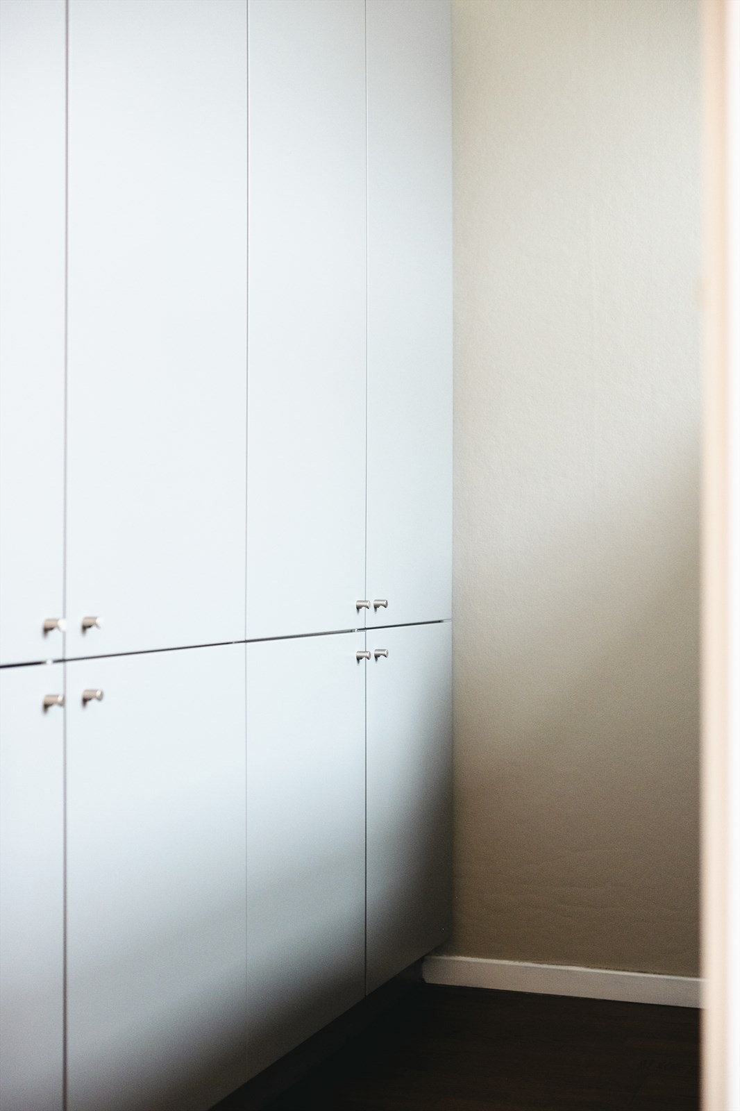 Rommet har også rikelig med oppbevaringsplass i et romslig garderobeskap. Galleribilde