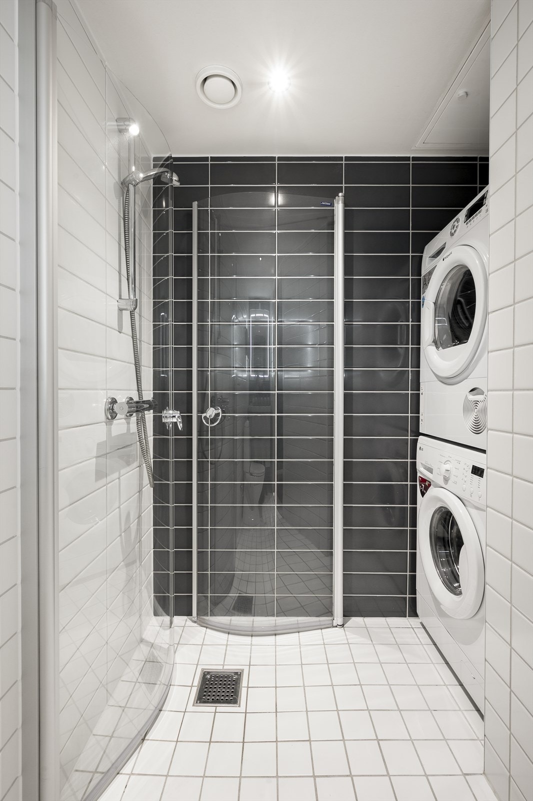 Pent flislagt baderom med elektrisk gulvvarme og downlights i himlingen. Galleribilde