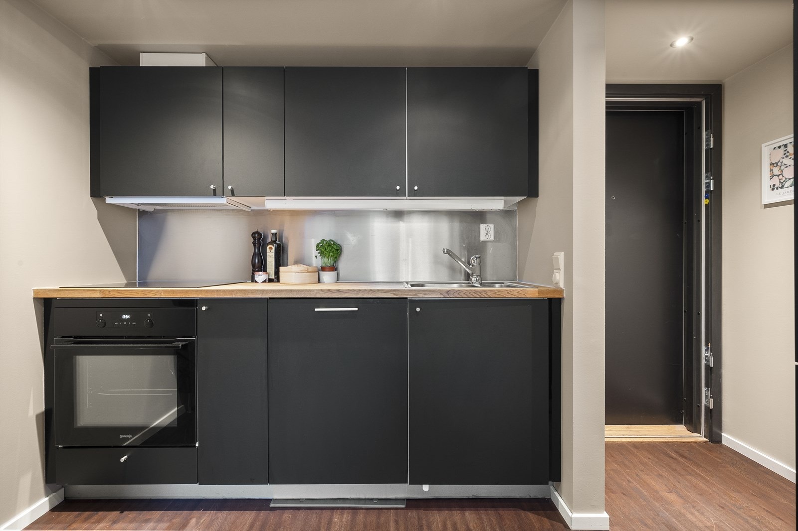 Kjøkkenet er utstyrt med integrert induksjonstopp, stekeovn og oppvaskmaskin, samt avtrekk over kokeplassen. Galleribilde