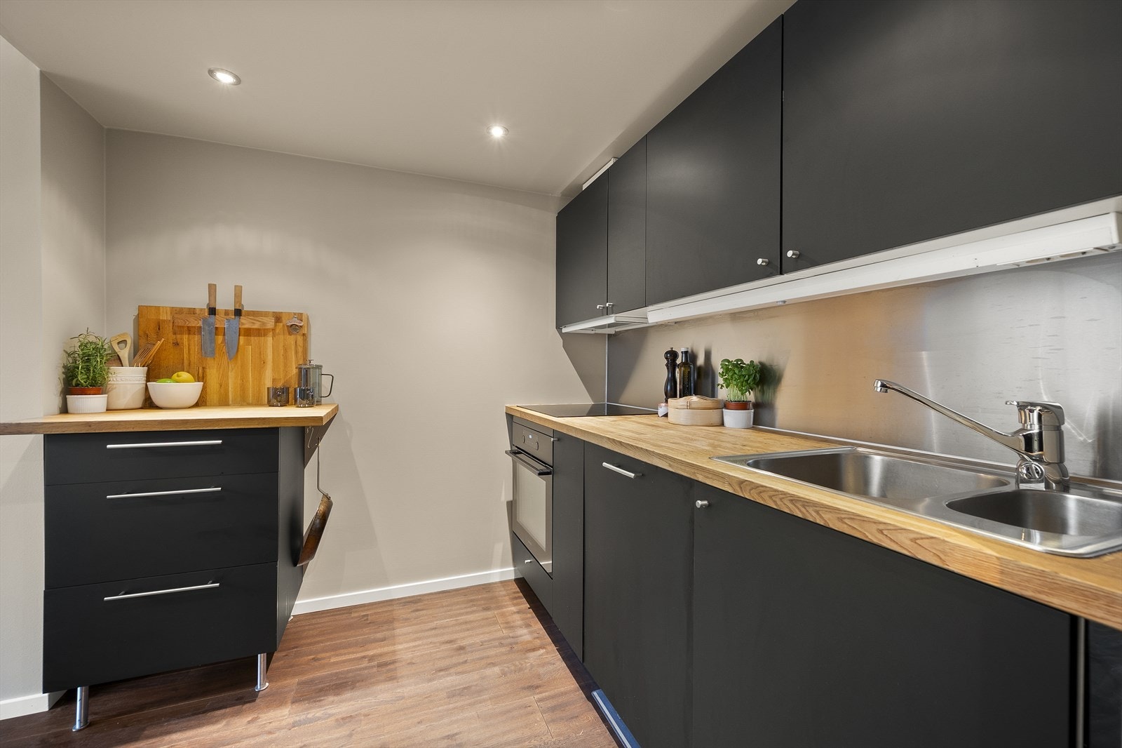 Ifølge tidligere salgsoppgave er stekeovn og induksjonstopp fra 2021. Galleribilde