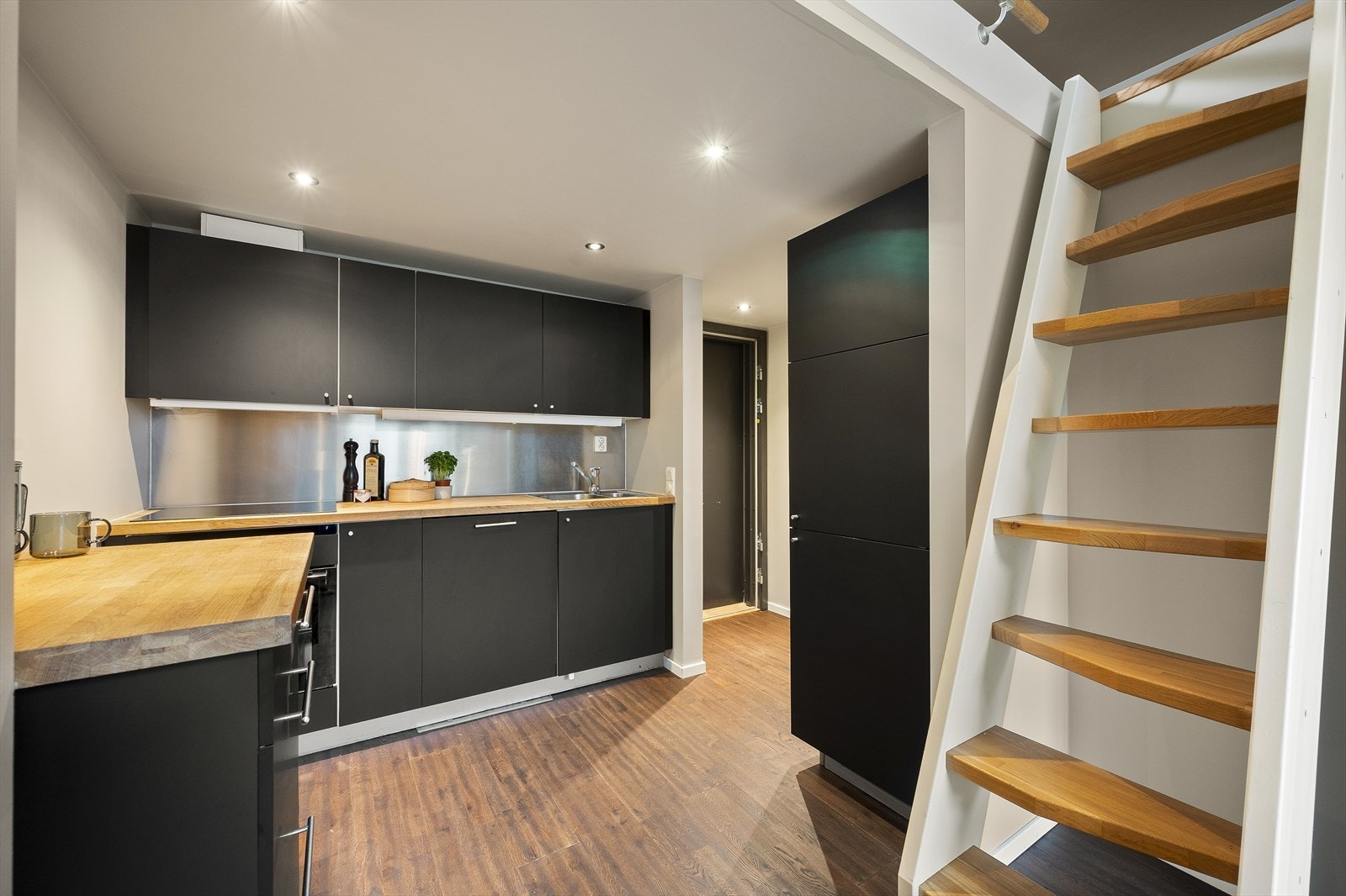 Moderne kjøkken med rikelig skap- og benkeplass, og kjøkkeninnredning med glatte fronter. Galleribilde