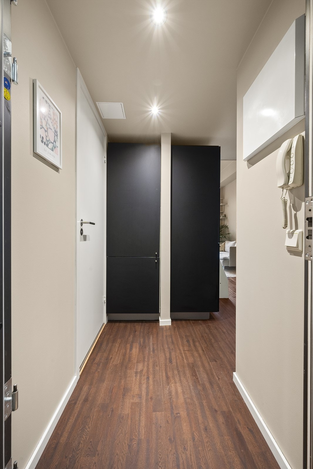 Du blir møtt av et innbydende inngangsparti med praktisk garderobeskap for yttertøy. Galleribilde