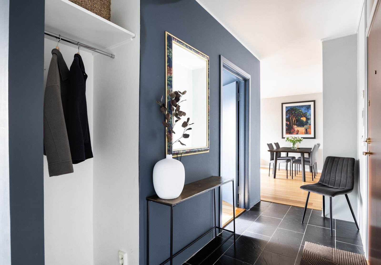 Du blir ønsket velkommen inn i en lys og romslig entré med plass til opphengt av yttertøy og oppbevaring av sko. Galleribilde