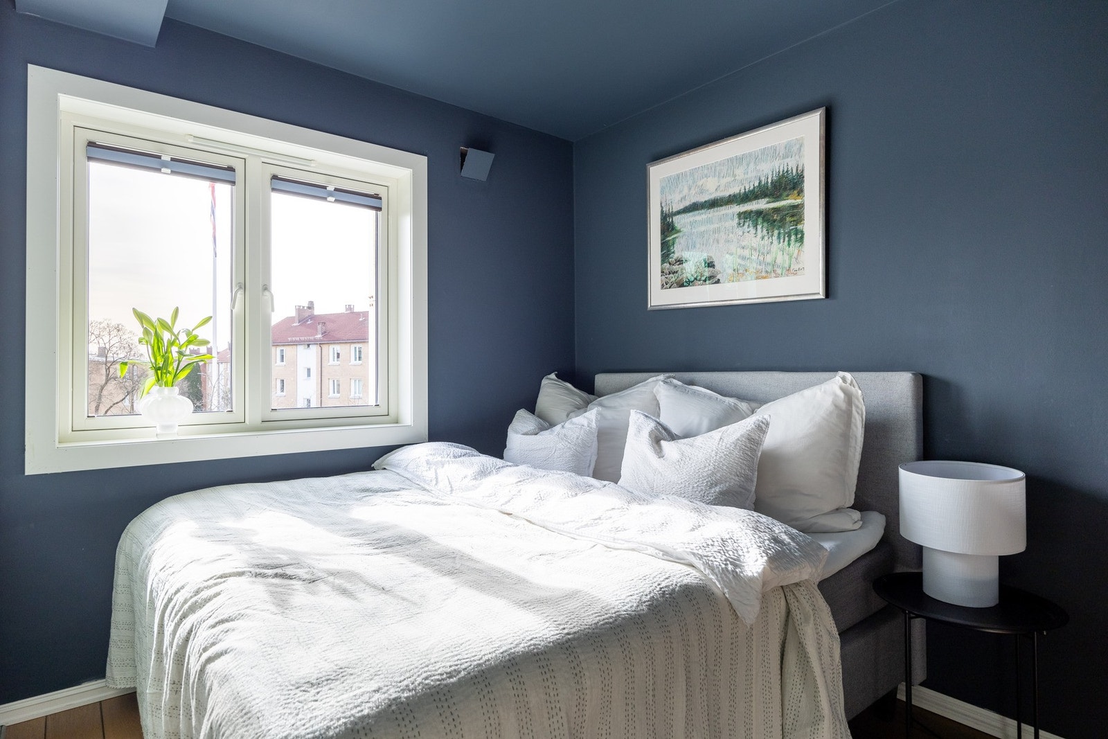 Innredet med skyvedørsgarderobe, hvor man har rikelig med oppbevaringsmuligheter. Galleribilde